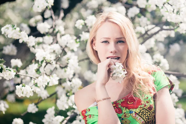 Blooming blond girl — Stock Photo, Image