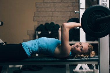 Fitness sarışın kız