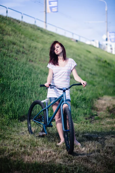 Giovane rossa motociclista ragazza — Foto Stock