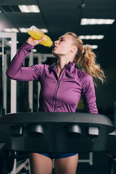 Correr y beber —  Fotos de Stock