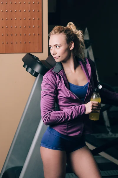 Flicka efter jogging med drink — Stockfoto