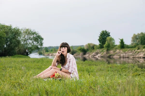 Njuter av picknick — Stockfoto