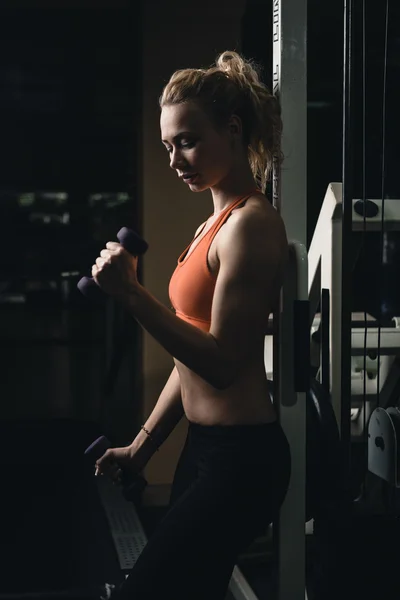 Biceps träning — Stockfoto