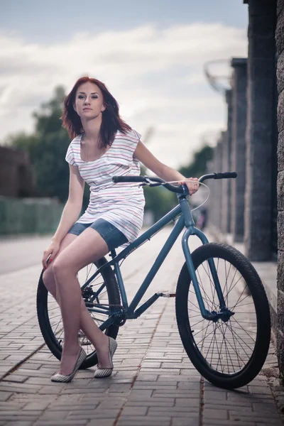 Cykel flicka — Stockfoto