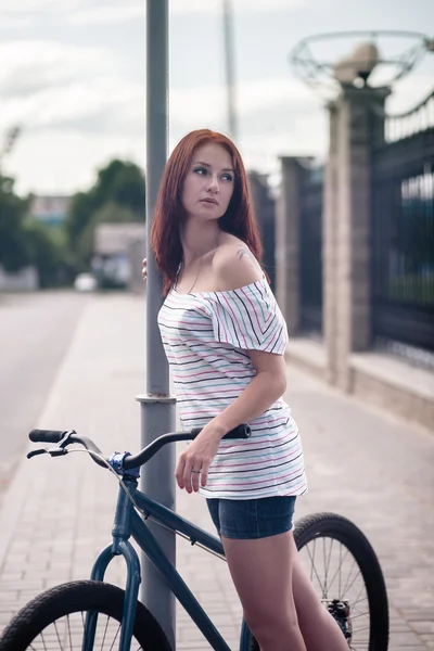 Cykel flicka — Stockfoto