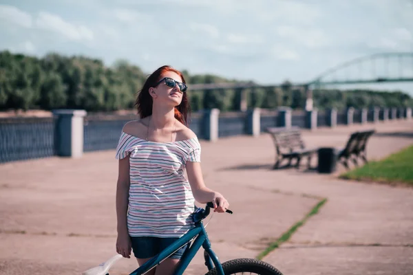 Bicicletta ragazza — Foto Stock