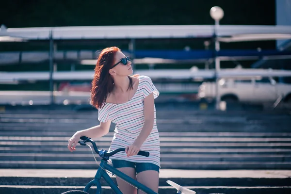 Menina de bicicleta — Fotografia de Stock