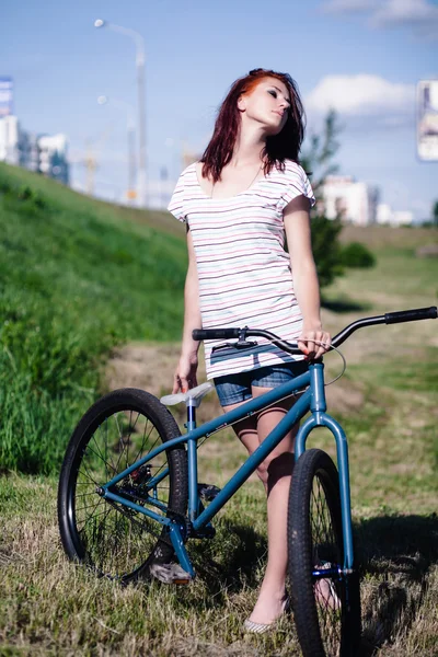 Chica de la bicicleta —  Fotos de Stock