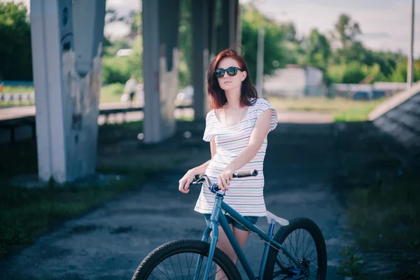 Chica de la bicicleta — Foto de Stock