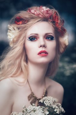 romantik sarışın kadın