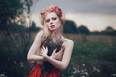 romantik sarışın kadın