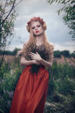 romantik sarışın kadın