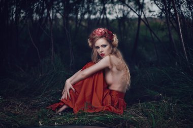 romantik sarışın kadın