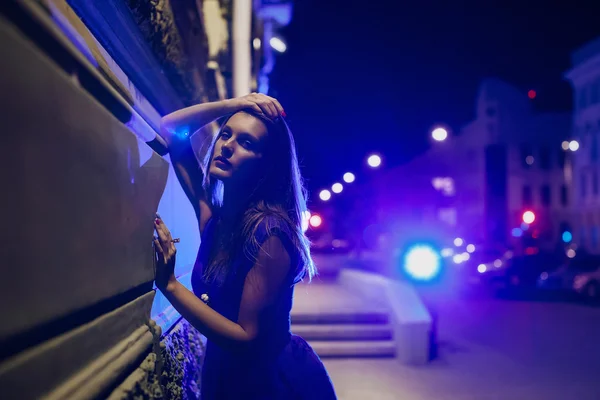 Dame in der Nacht — Stockfoto
