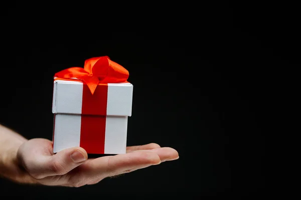 Hand mit Geschenkbox — Stockfoto