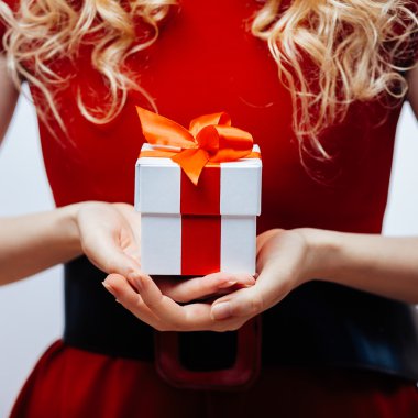 Hediye kutusu ellerinde.