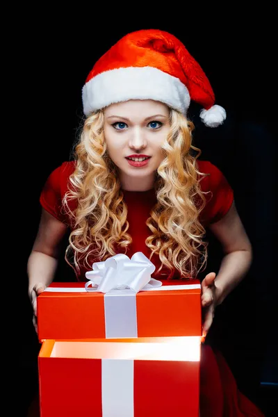 Santa meisje met doos van de gift — Stockfoto