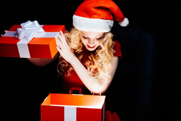 Santa menina com caixa de presente — Fotografia de Stock