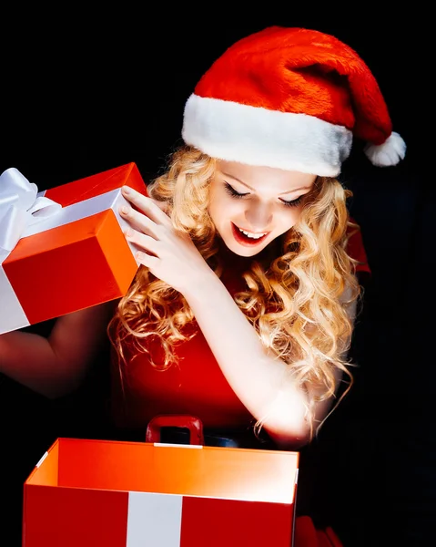 Santa menina com caixa de presente — Fotografia de Stock