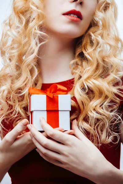 Geschenkbox in den Händen — Stockfoto