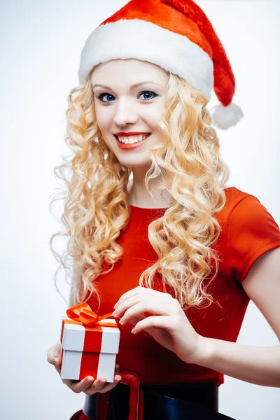 Santa chica con caja de regalo — Foto de Stock