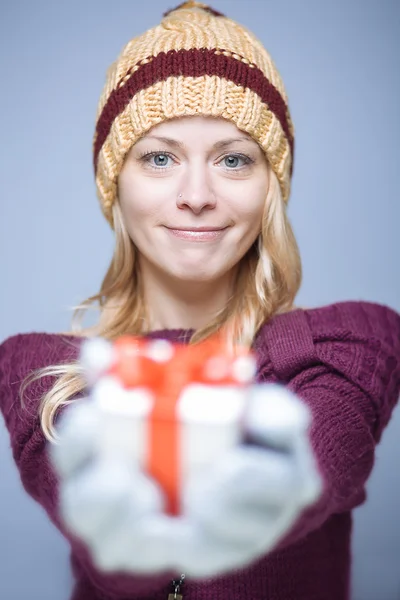 Vrouw met geschenkdoos — Stockfoto