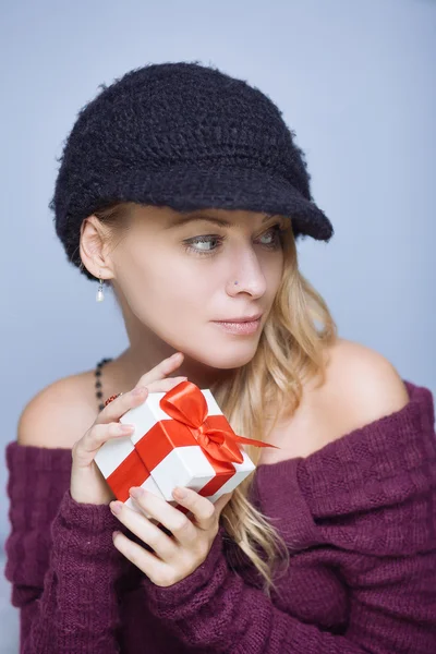 Vrouw met geschenkdoos — Stockfoto