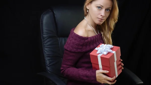Kobieta z pudełkiem prezentów — Zdjęcie stockowe