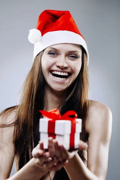 Santa menina com caixa de presente — Fotografia de Stock