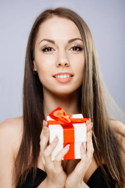 Gorgeous brunette with present — Stock Photo, Image