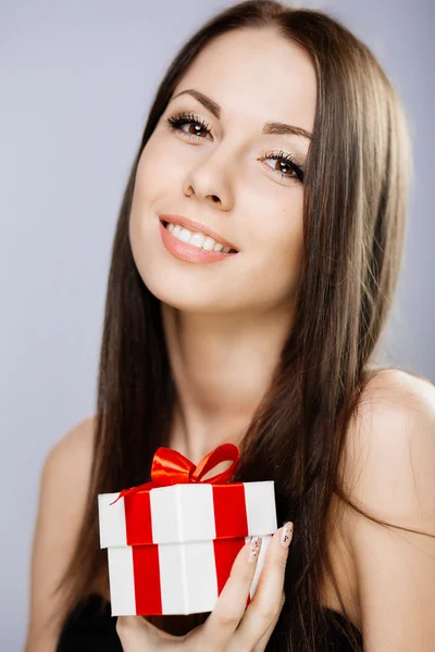 Nádherná brunetka s dárek — Stock fotografie