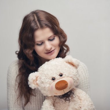 Oyuncak ayılı kız