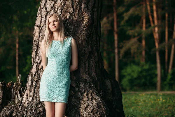 Blond in de natuur — Stockfoto