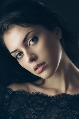 gizemli güzel esmer