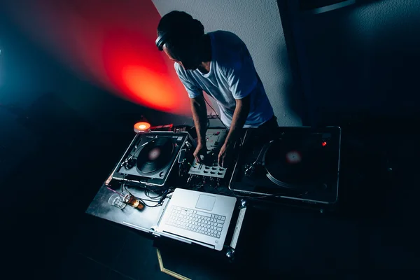 Männlicher DJ im Club — Stockfoto