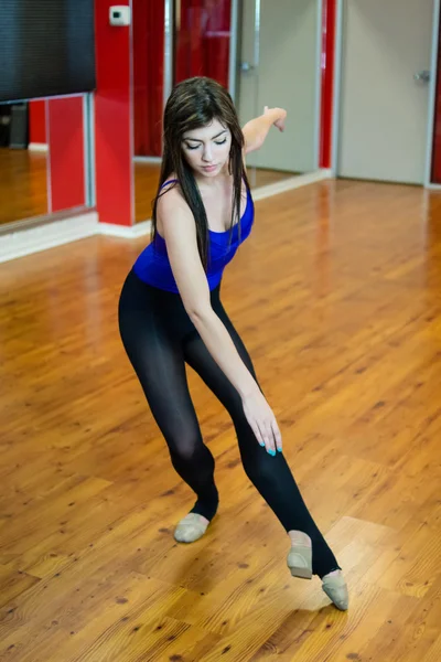 年轻妇女在芭蕾的体育锻炼 — 图库照片