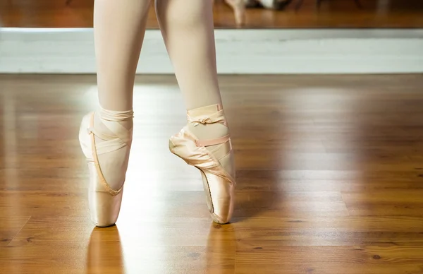Les jeunes femmes dans l'entraînement de ballet — Photo