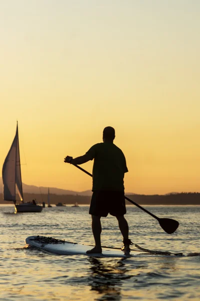 Man paddling stand up paddle board — Stock Photo, Image
