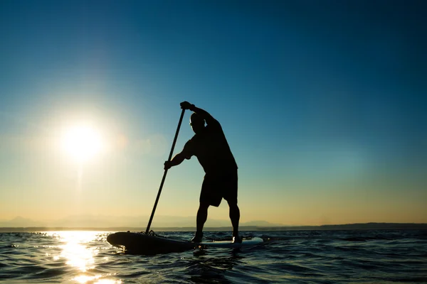 Man paddling stå upp paddla ombord — Stockfoto