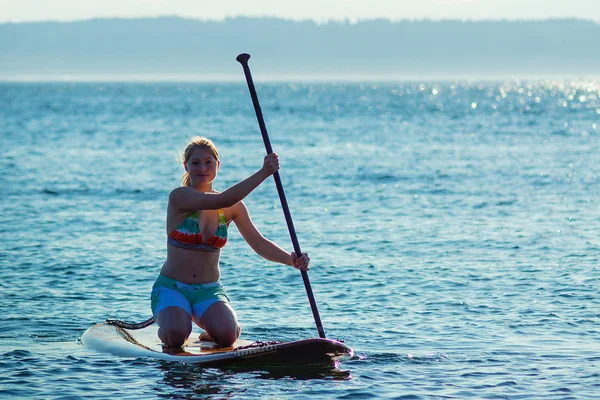 Mujeres remando stand up paddle board Fotos De Stock Sin Royalties Gratis