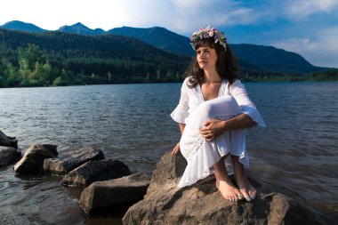 Gölü kıyısında doğa ana