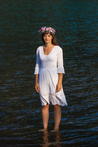 Mutter Natur steht im Wasser vor dem Berg — Stockfoto