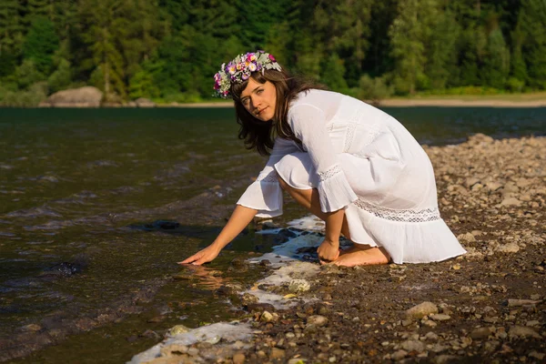 Mother Nature Kneeling at Shoreline — Stock Photo, Image