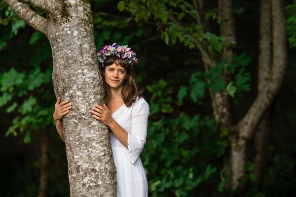 Madre naturaleza abrazo árbol — Foto de Stock