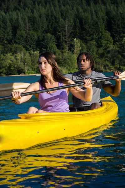 Lake Kayaking Couple — Stock Photo, Image