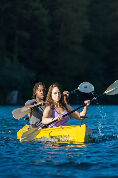 Lake Kayaking Couple — Stock Photo, Image