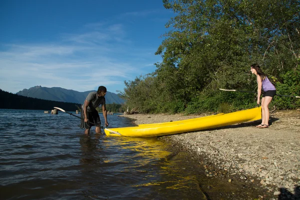 Lake Kayaking Couple — Stock Photo, Image