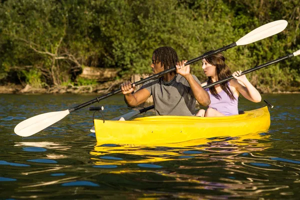 Lake Kayaking Couple — Stock Photo, Image