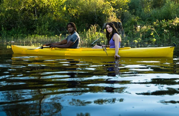 Lake Kayaking Couple — Stock Photo, Image