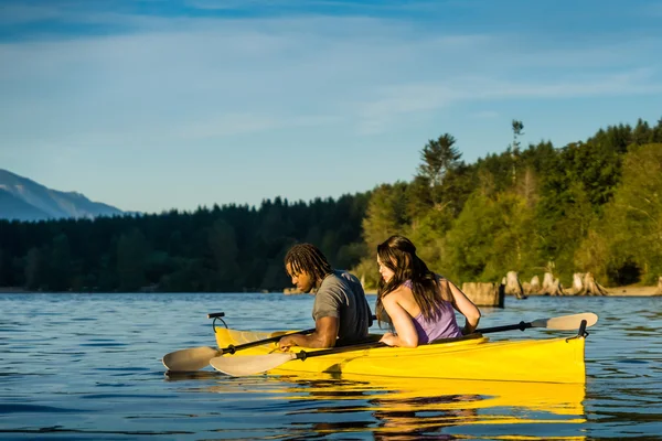 Lake Kayaking Couple — Stock Photo, Image